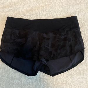 Lululemon Speed up short Camo black. Size 6. 2.5”